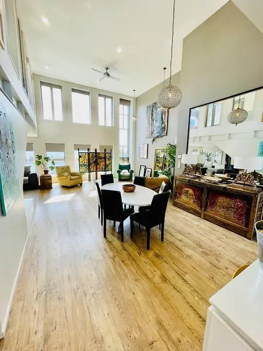 Stunning New York Loft Galleryの連絡先